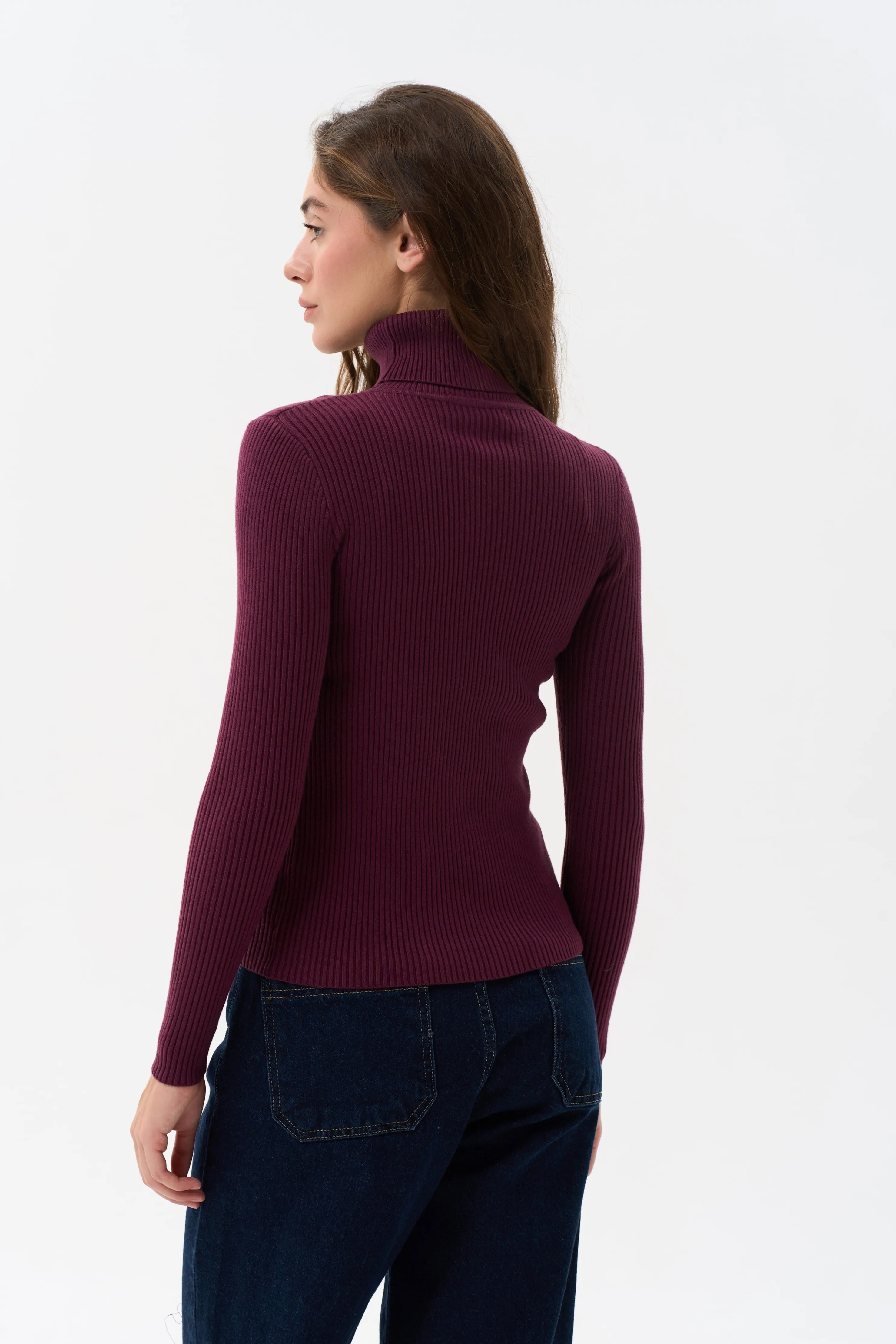 Ribbed turtleneck sweater in color red